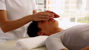 picture of Reiki being performed